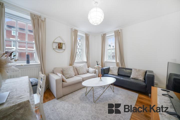 Bright and airy two bedroom flat with central location. Page Street, Westminster / Pimlico